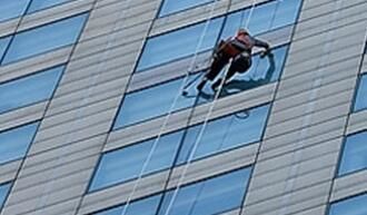 高空保潔的時候，如何刮去多余的水痕呢？